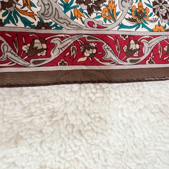 Oscar de la Renta Scarf 100% silk - Picture 3 of 4